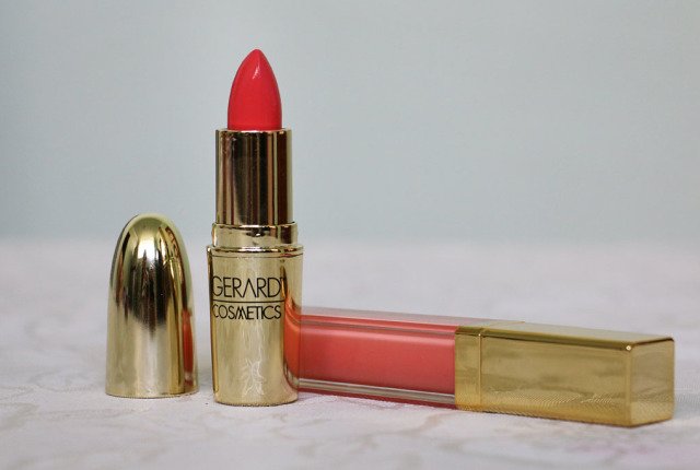 As embalagens douradas do batom e lipgloss coral da marca Gerard Cosmetics