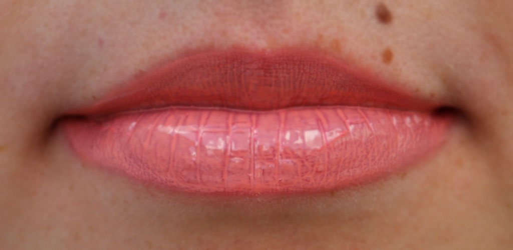 Swatch do lipgloss Coral Craze da Gerard Cosmetics