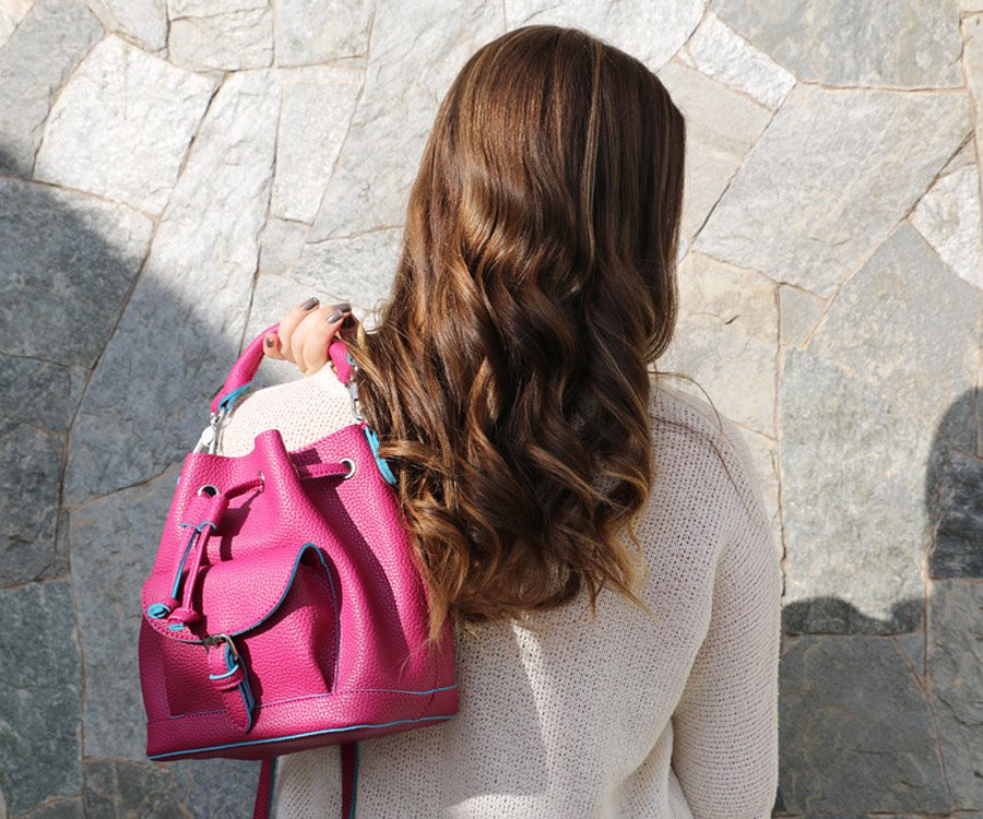 Look com bolsa saco (bucket bag) rosa